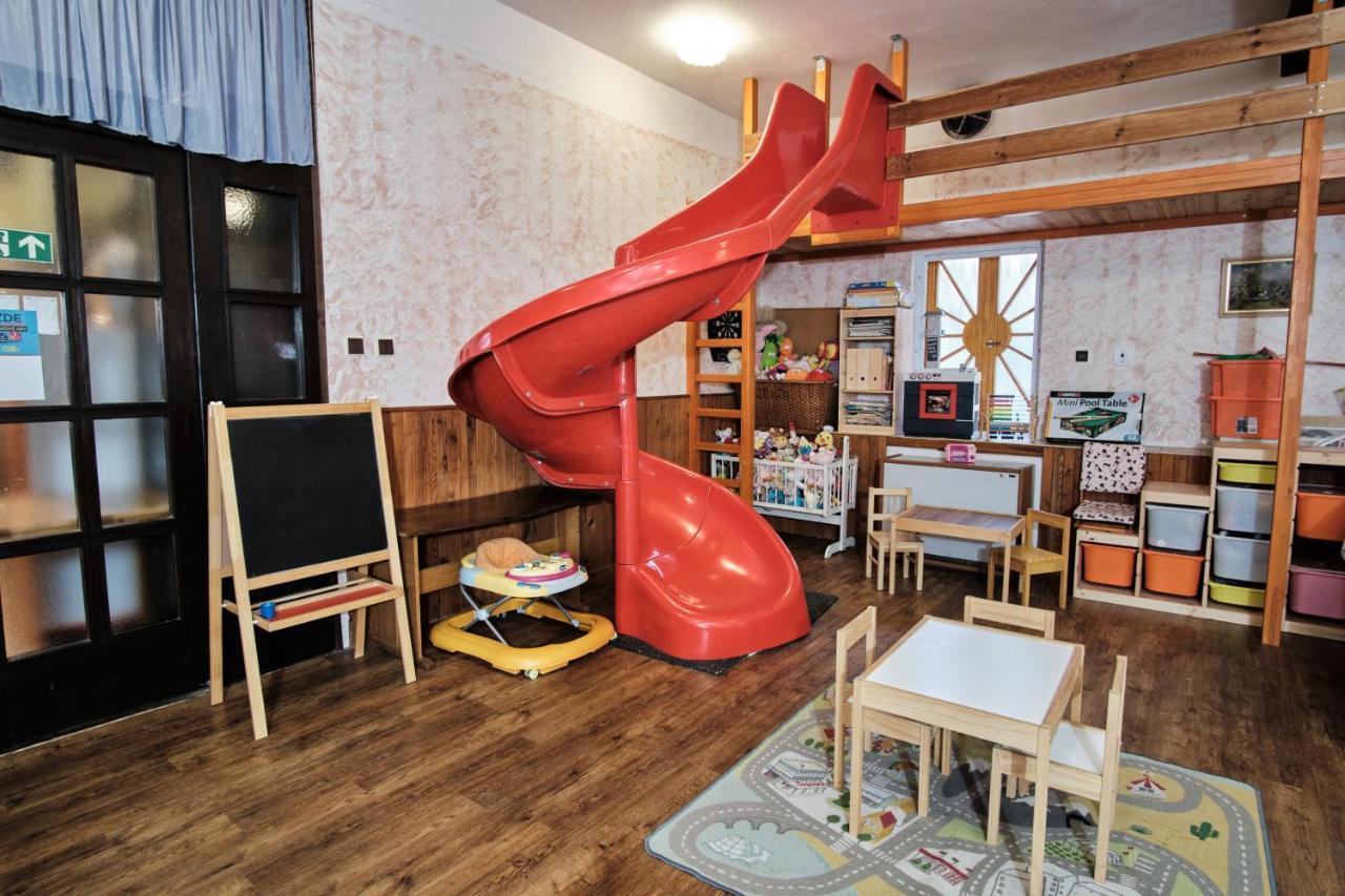 Вілла Treehouse Kremilek Jesenice  Екстер'єр фото